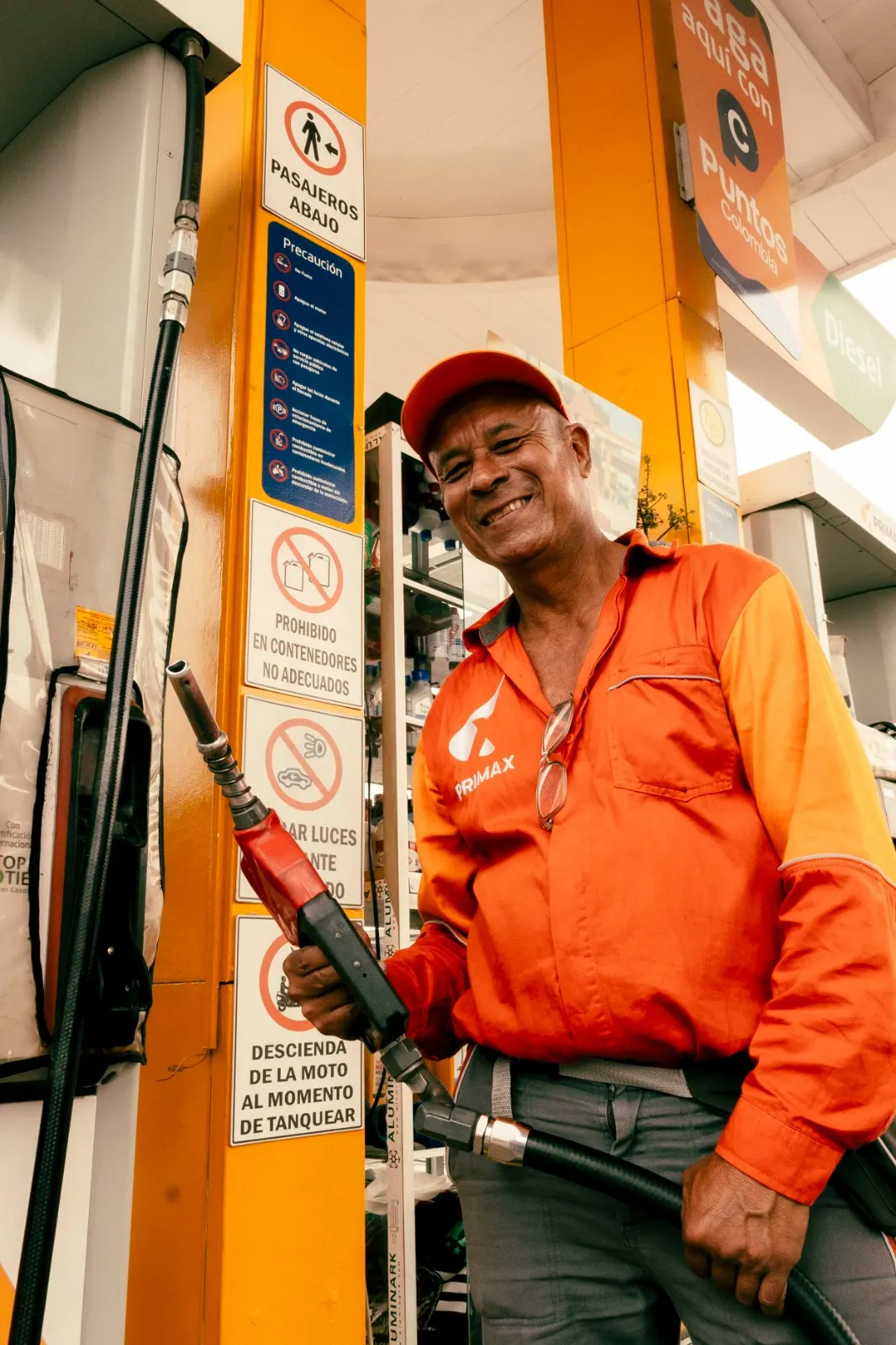 Operario en la estación de combustible de Cerón Zapata