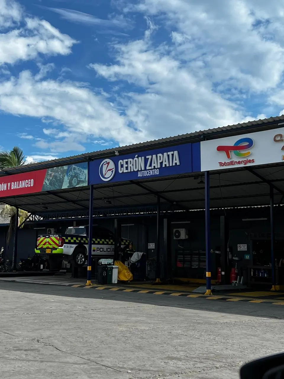 Fachada de Cerón Zapata, donde vendemos lubricantes en Palmira